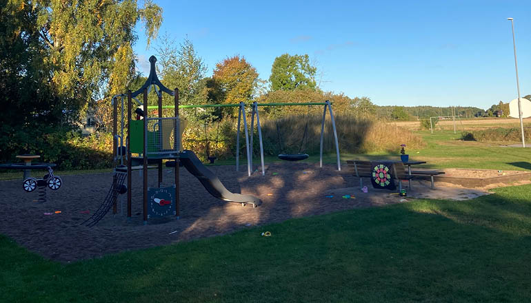 Översiktsbild på en lekplats.
