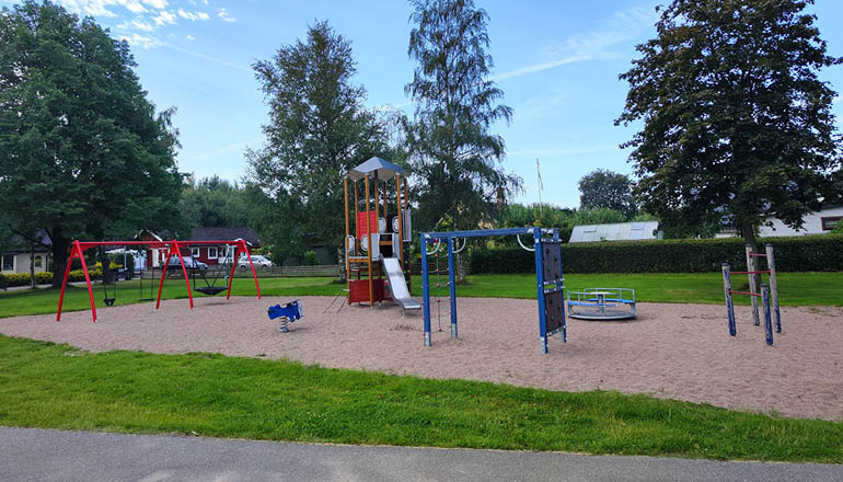 Översiktsbild på en lekplats.