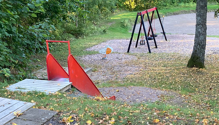 Översiktsbild på en lekplats.