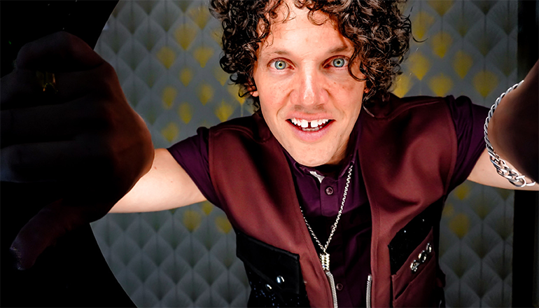 Bakgrund röda illustrerade jordgubbar med vit Instagram-logga på.