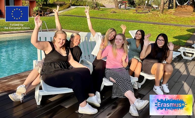 Kille med VR-glasögon står framför en bildbakgrund med texten Erasmus+.