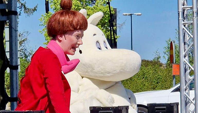 Bakgrund röda illustrerade jordgubbar med vit Facebook-logga på.